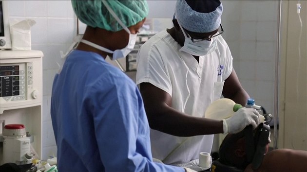 Doktoi v Africe zachrauj pacienty s koronavirem