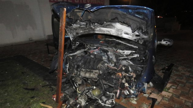 Auto začalo po nehodě v chebské Americké ulici hořet.