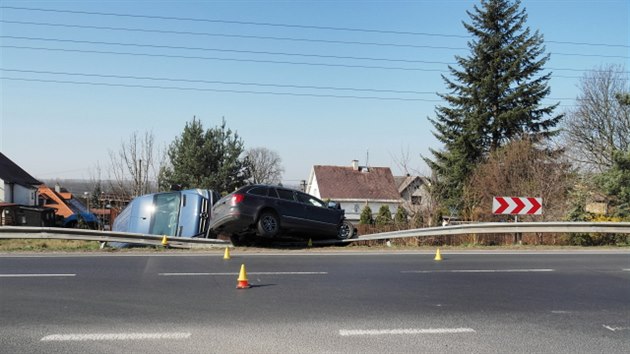Dopravní nehoda mezi Sokolovem a Lomnicí.