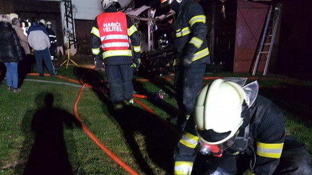V noci na sobotu devět jednotek hasičů bojovalo s požárem ve Vilémově na Olomoucku (4. dubna 2020).