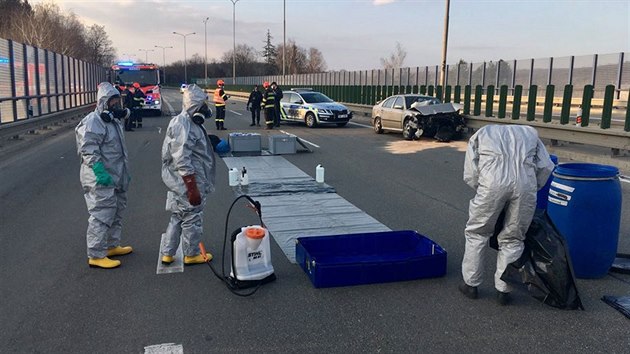 Při dopravní nehodě v Brně záchranáři museli použít ochranné obleky, u jednoho účastníka naměřili zvýšenou teplotu (4. dubna 2020).