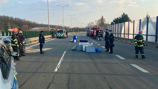 Při dopravní nehodě v Brně záchranáři museli použít ochranné obleky, u jednoho účastníka naměřili zvýšenou teplotu (4. dubna 2020).