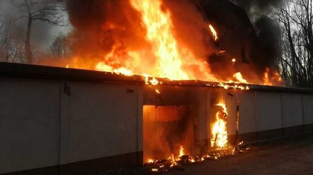 Hasiči do pozdní noci bojovali s požárem rodinného domu ve Slezské Ostravě (4. dubna 2020).