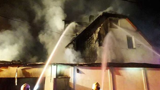 Hasiči do pozdní noci bojovali s požárem rodinného domu ve Slezské Ostravě (4. dubna 2020).