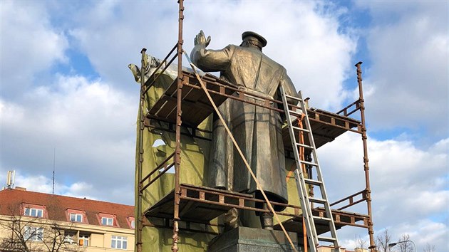 Odstraňování sochy maršála Koněva z náměstí Interbrigády v Praze 6 (3. dubna 2020)