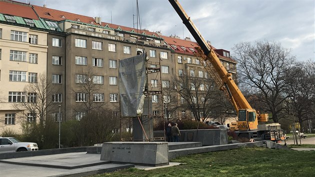 Odstra�ov�n� sochy mar��la Kon�va z n�m�st� Interbrig�dy v Praze 6. (3. dubna 2020)