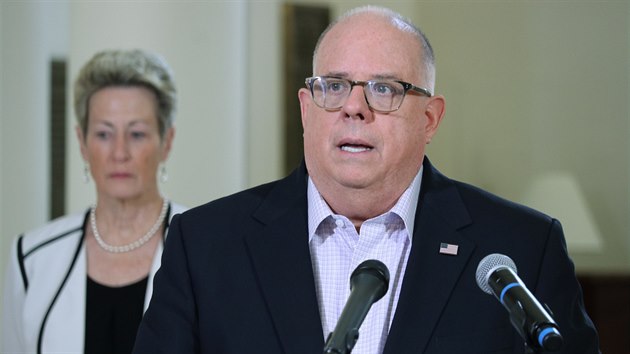 Guvernr Marylandu Larry Hogan ped novini popisuje ptrn po vnuce Roberta Kennedyho a jejm synovi. (3. dubna 2020)