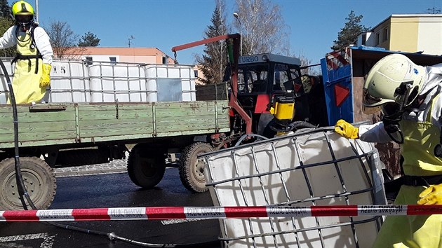 Na kruhovém objezdu v Přerově hasiči likvidovali únik 1200 litrů hnojiva.