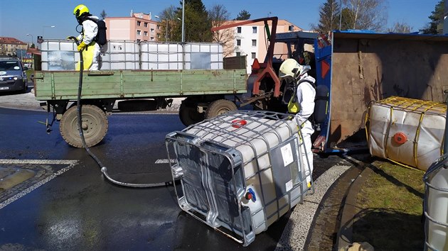 Na kruhovém objezdu v Přerově hasiči likvidovali únik 1200 litrů hnojiva.