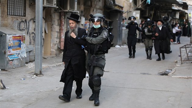 Izraelsk policie zadrela skupinu ultraortodoxnch id ped synagogou v Jeruzalm za nedovolen shromaovn. (30. bezna 2020)