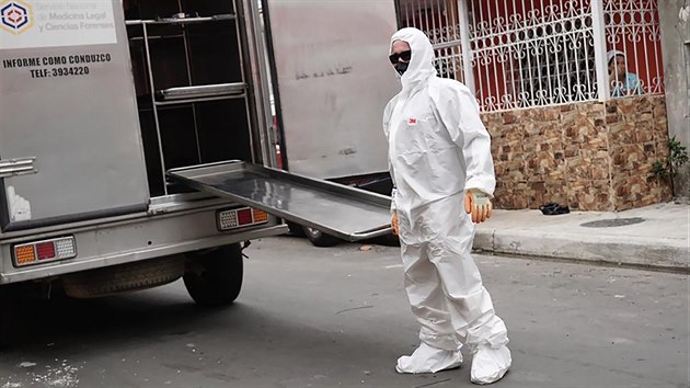Zamstnanci forenznho oddlen sbraj v ekvdorskm mst Guayaquilu obti koronaviru. 27. bezna 2020)