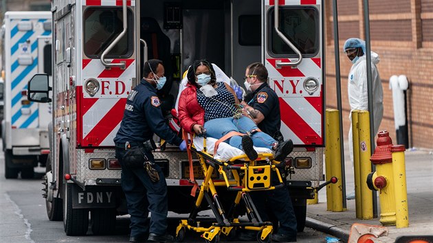 Zchrani pivej pacientku s koronavirem do nemocnice v newyorskm Brooklynu. (5. dubna 2020)