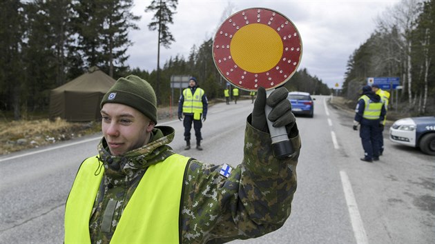Finsk armda kontroluje idie na cest z Helsinek. (1.dubna 2020)