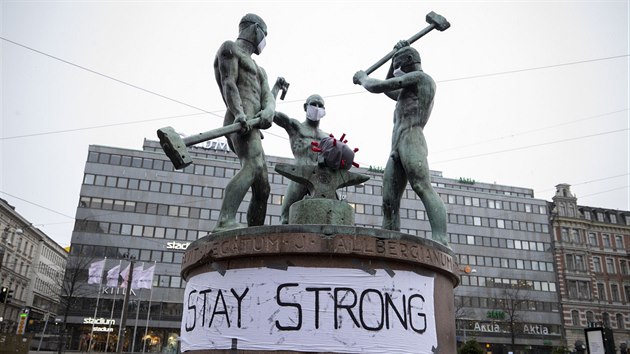 Lid umstili na sochy v Helsinkch rouky. (31. bezna 2020)