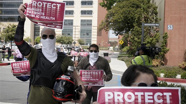 Zdravotnci v Kalifornii protestuj proti nedostatku ochrannch pomcek. (3.dubna 2020)