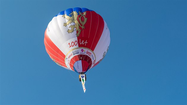 Balon s transparentem vzltl nad esk Budjovice ve tvrtek ped 17. hodinou.