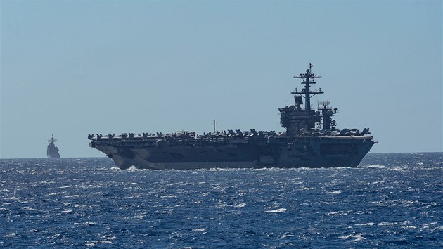 Americk letadlov lo USS Theodore Roosevelt bhem beznov plavby u Filipn