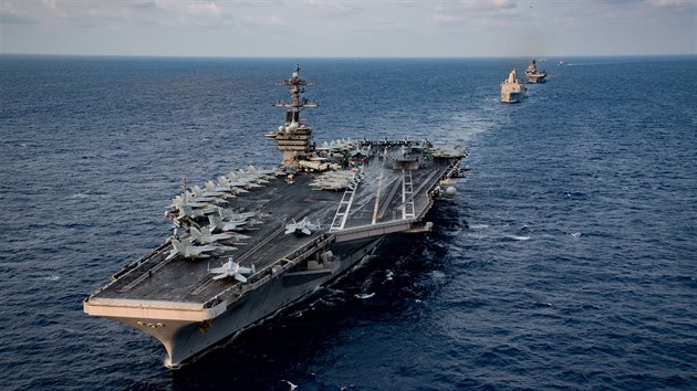 Americká letadlová loď USS Theodore Roosevelt během březnové plavby u Filipín