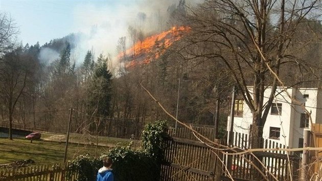 Požár lesa v Horské Kamenici zaznamenaný ze Spálova u Semil.