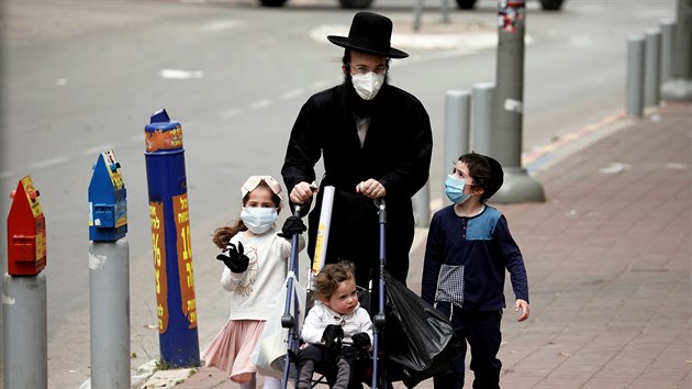 Ultra-ortodoxn idovsk rodina v roukch prochz ulic izraelskho Bnei Braku, kter je jednm z mstnch epicenter koronaviru. (5. dubna 2020)