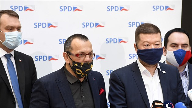 f poslanc SPD Radim Fiala (zleva), poslanec Jaroslav Foldyna, pedseda SPD Tomio Okamura a poslanec Jan Hrn na tiskov konferenci poslaneckho klubu SPD ped schzemi Snmovny. (7. dubna 2020)