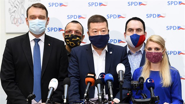 f poslanc SPD Radim Fiala (zleva), poslanec Jaroslav Foldyna, pedseda SPD Tomio Okamura, poslanec Jan Hrn a poslankyn Lucie afrnkov na tiskov konferenci poslaneckho klubu SPD ped schzemi Snmovny. (7. dubna 2020)