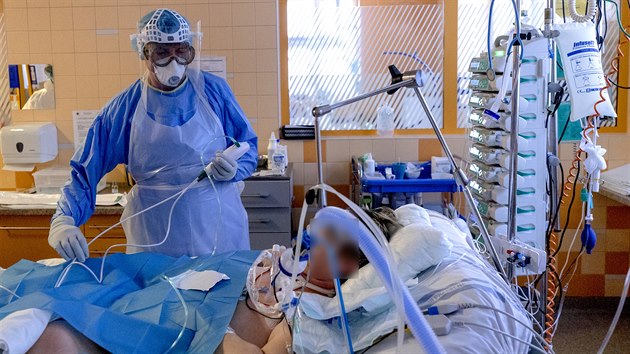 Klinika anesteziologie, resuscitace a intenzivn medicny 1.LF UK ve Veobecn fakultn nemocnici na Karlov nmst v Praze, kde probh lba pacient s tkm prbhem onemocnn covid-19. (7. dubna 2020)