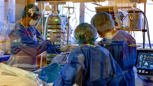 Klinika anesteziologie, resuscitace a intenzivn medicny 1.LF UK ve Veobecn fakultn nemocnici na Karlov nmst v Praze, kde probh lba pacient s tkm prbhem onemocnn covid-19. (7. dubna 2020)