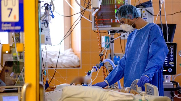Klinika anesteziologie, resuscitace a intenzivní medicíny 1.LF UK ve Všeobecné fakultní nemocnici na Karlově náměstí v Praze, kde probíhá léčba pacientů s těžkým průběhem onemocnění covid-19. (7. dubna 2020)