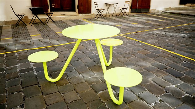 Autoři projektu Gastro žije navrhli koncept stolů k veřejnému stravování, které by od sebe byly vzdálené dva metry. Cílem je pomoci podnikům a částečně obnovit život v Česku. (7. dubna 2020)