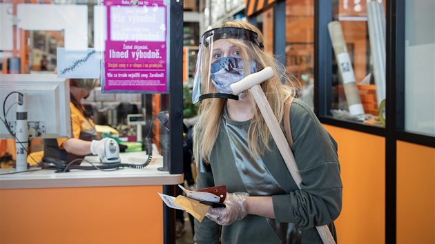 V hobbymarketu Hornbach v praskch epch se lid chrn ped nkazou nejrznjmi prostedky. (9. dubna 2020)