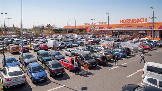 Parkovit ped hobbymarketem Hornbach v praskch epch bylo zcela zaplnn. (9. dubna 2020)