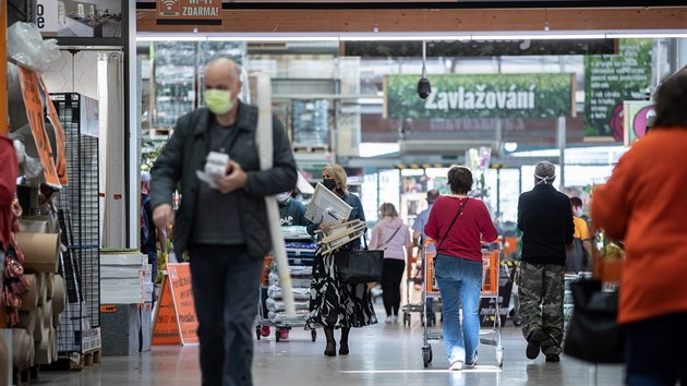 Lid nakupuj v hobbymarketu Hornbach v praskch epch. (9. dubna 2020)