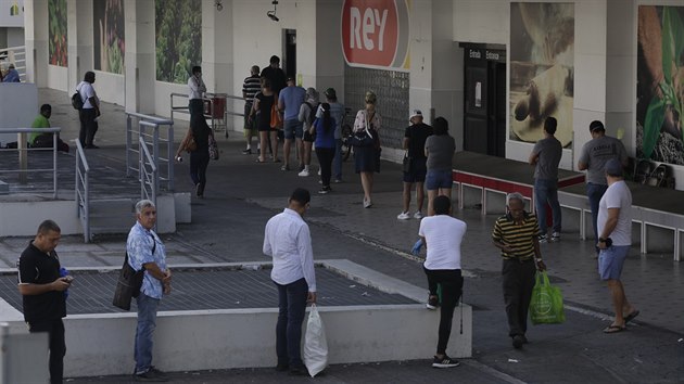Lid ekaj v rozestupech ped panamskm obchodem, aby zabrnili en koronaviru. (26. bezna 2020)