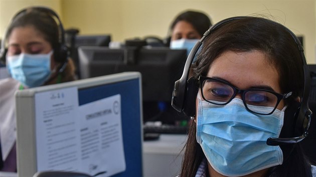 Panamsk zdravotnice na telefonn lince odpovdaj na dotazy ohledn koronaviru. (30. bezna 2020)