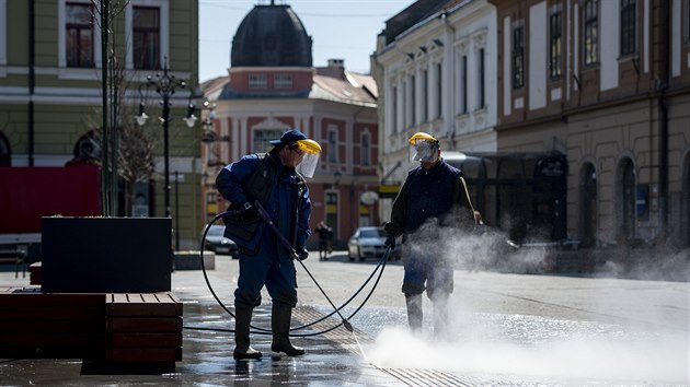 Maart pracovnci dezinfikuj ulice, aby zabrnili en koronaviru. (2. dubna 2020)