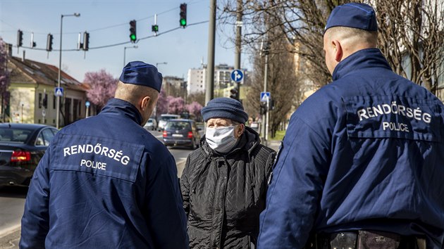 Maarsko zavedlo karantnn opaten, kter maj zabrnit en koronaviru. Lid by mli vychzet z domu je v nezbytnch ppadech. (31. bezna 2020)