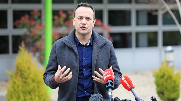 Irsk premir Leo Varadkar. Premir se rozhodl se vrtit k lkask profesi. Odpracuje si jednu smnu tdn ve snaze vypomoci bhem epidemie zpsoben koronavirem. (27. bezna 2020)