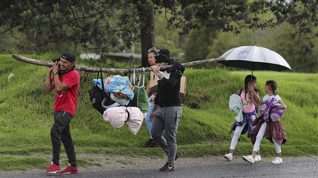 Venezuelt migranti odchz z Kolumbie pot, co zem zavedla karantnn opaten proti en koronaviru. (6. dubna 2020)