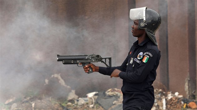 Policie z Pobe slonoviny zasahuje proti demonstrantm, kte zniili testovac centrum na koronavirus. Protestujc se bli, e se z nj roz nkaza. (6. dubna 2020)