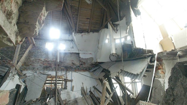 Propadl stropy druhho a tetho poschod mdnho domu Ostravica-Textilia 7. dubna 2000.