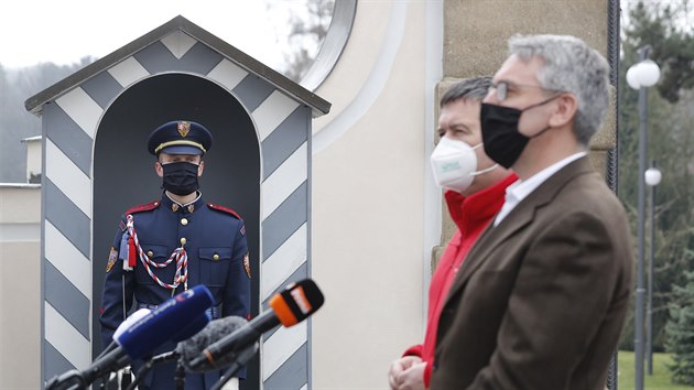 V sobotu v Lnech s prezidentem o koronavirovch opatench jednal ministr obrany Lubomr Metnar i ministr vnitra Jan Hamek.