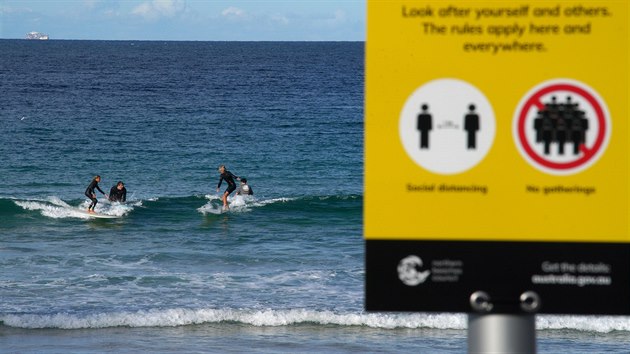 Lid surfuj na pli Manly v Sydney i po zaveden psnjch pravidel distancovn a izolace. Australsk vlda tmto krokem chtla zamezit en koronaviru. (5. dubna 2020)