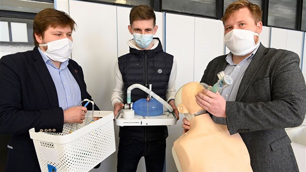 Slovenští studenti Daniel Furka, Dalibor Gallik a Samuel Furka vyvinuli prototyp plicního ventilátoru Q-Vent, který má pomoci pacientům s koronavirem čekajícím na připojení k standardnímu ventilátoru v nemocnici. (2. dubna 2020)
