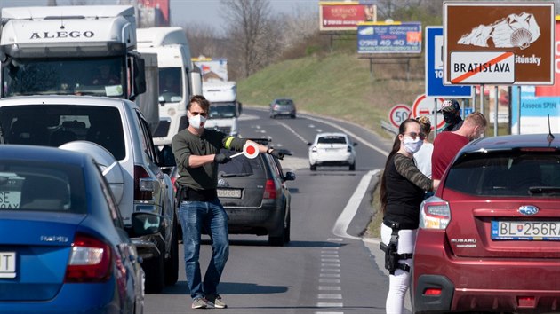 Na bratislavskch silnicch se kvli novmu vldnmu opaten k epidemii koronaviru tvoily dlouh kolony. (8. dubna 2020)