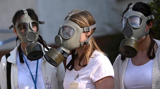 Zdravotnice z nemocnice ve slovenskch Bojnicch msto respirtor pouvaj plynov masky. (9. dubna 2020)