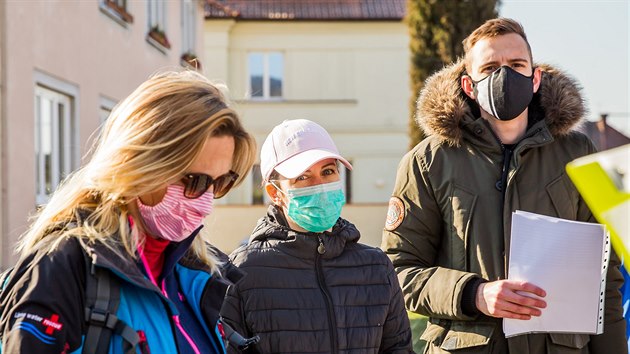 Dobrovolnci v eskm Krumlov roznesli balky s roukami a rukavicemi vem obyvatelm msta.