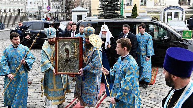 Patriarcha rusk pravoslavn crkve Kirill v ptek objdl ruskou metropoli s ikonou Panny Marie a modlil se za zastaven epidemie. (3. dubna 2020)