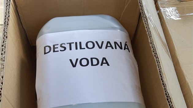 Policist zadreli dodvku, kter se snaila pevzt z Hodonna na Slovensko dezinfekci. Na nkterch ndobch byla uveden jako destilovan voda.