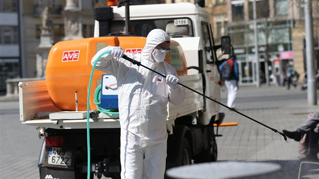 Náměstí Svobody v centru Brna 6. dubna 2020 dezinfikovali kvůli koronaviru.